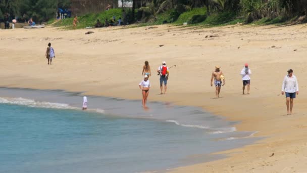 Turister på Mai Khao beach, Phuket — Stockvideo