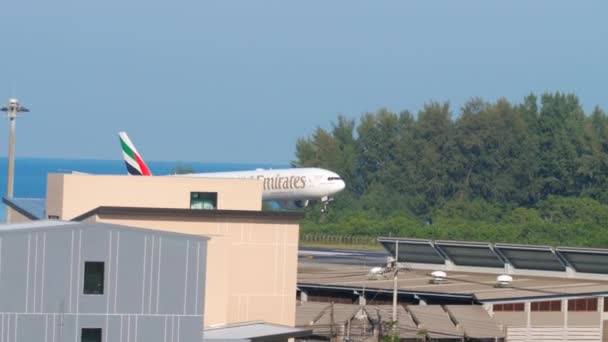 Boeing 777 společnosti Emirates přistání — Stock video