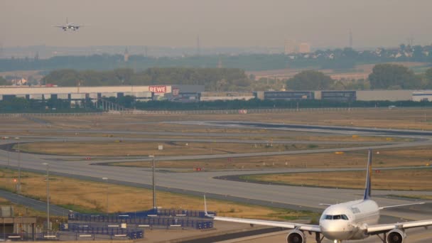 Ruch lotniczy we Frankfurcie — Wideo stockowe