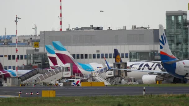 Uçak gidiş daha önce Dusseldorf Taksilemek — Stok video