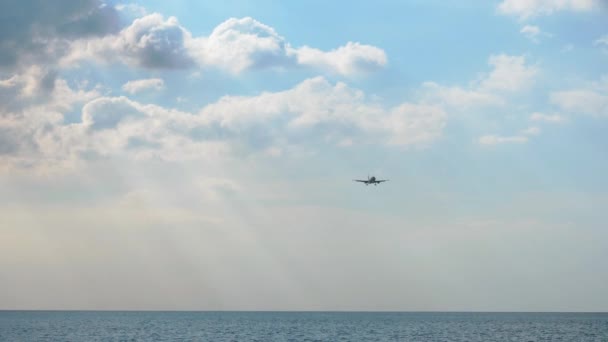 Airplane approaching over ocean — Stock Video