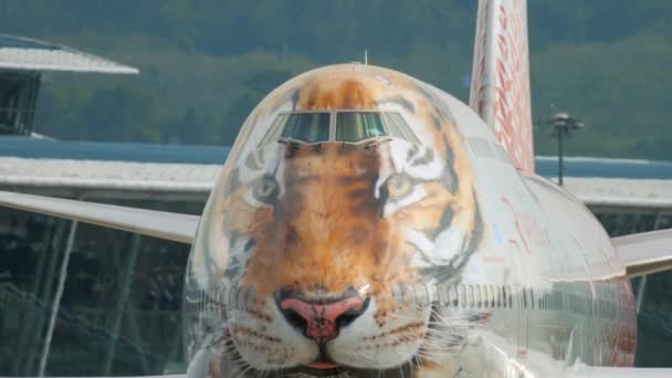 泰国普吉岛 2018年12月2日 罗西娅波音747伊 Xld 为老虎一起照顾 在从普吉岛机场出发前等待开始 — 图库视频影像