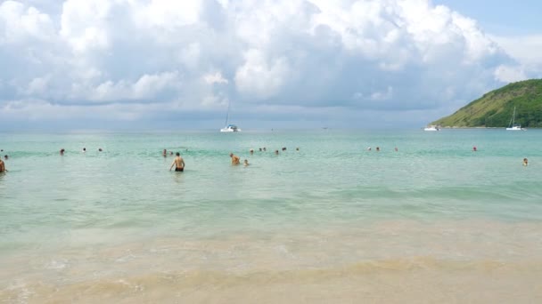プーケット 2018 行楽客人 ナイハーン ビーチの波で観光客 — ストック動画