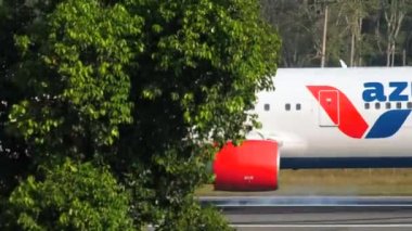 Phuket, Tayland - 1 Aralık 2018: İniş sonra Phuket Havalimanı Azur hava Boeing 767 Vp-Buv frenleme