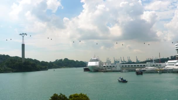 Океанское судно в Сингапурском круизном центре — стоковое видео
