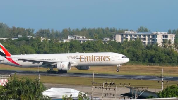 Emirates Boeing 777 landning — Stockvideo