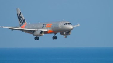 Airbus 320 okyanus üzerinden yaklaşıyor.