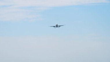 Okyanus üzerinden yaklaşan uçak.