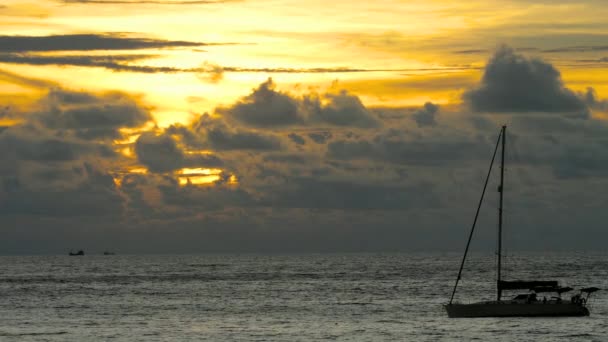 Hermosa Puesta Sol Dramática Playa Con Fondo Yatch Playa Nai — Vídeo de stock