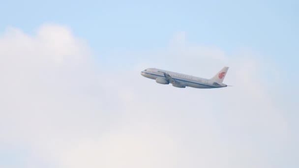 Взлет самолета Airbus 320 — стоковое видео