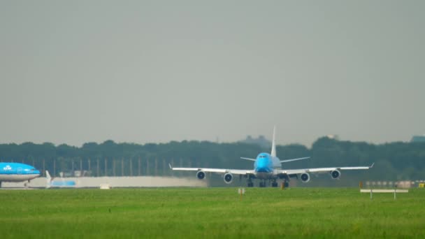 Klm オランダ航空ボーイング 747 型機が出発前に加速します。 — ストック動画