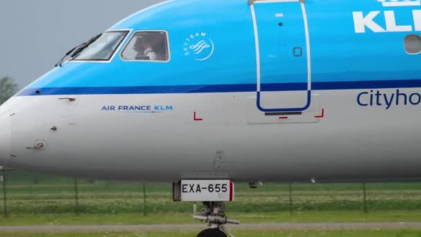 KLM Cityhopper Embraer 190 taxi — Stock video