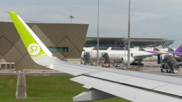 Vliegtuigen in Suvarnabhumi luchthaven — Stockvideo