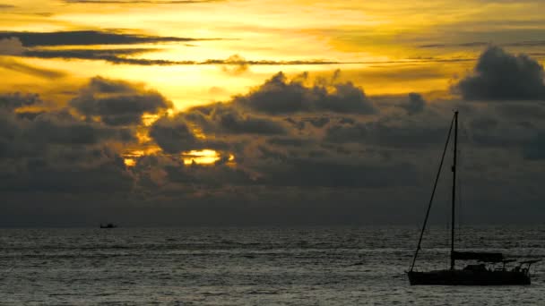 Jacht im tropischen Meer bei dramatischem Sonnenuntergang — Stockvideo