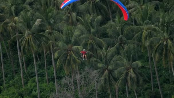 Parasailen boven Nai Harn Beach, Phuket — Stockvideo
