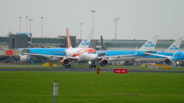 EasyJet Airbus A320 pojíždění před odjezdem — Stock video