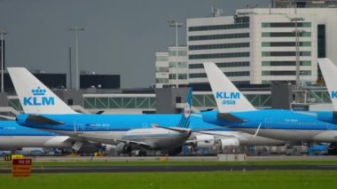 KLM retro üniforma Boeing Taksilemek 737