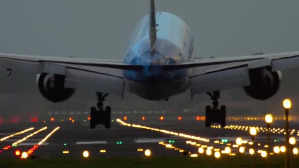 KLM Boeing 777 aterragem — Vídeo de Stock