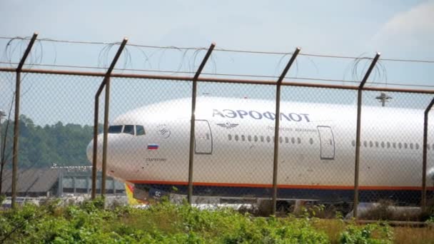 Flugzeug biegt vor Abflug von Landebahn ab — Stockvideo