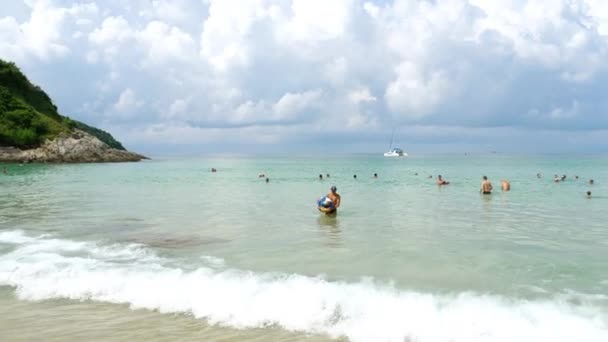 Praia de Nai Harn, ao sul da ilha de Phuket — Vídeo de Stock