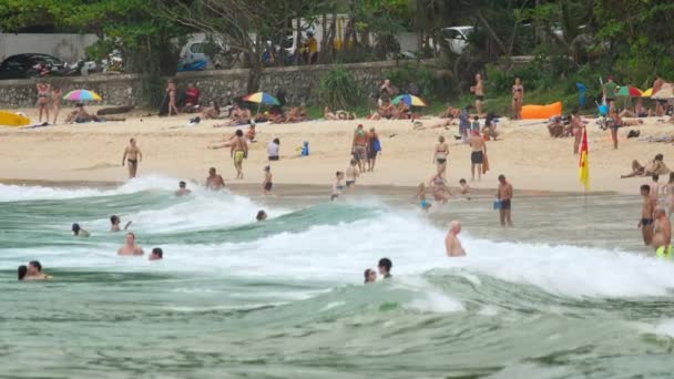 Vacacionistas en las olas — Vídeo de stock