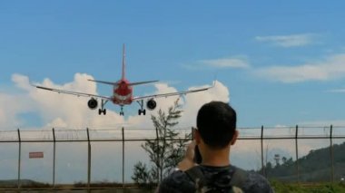 Okyanus üzerinden yaklaşan uçak.