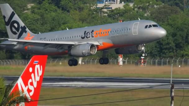 Airbus 320 in avvicinamento sull'oceano — Video Stock