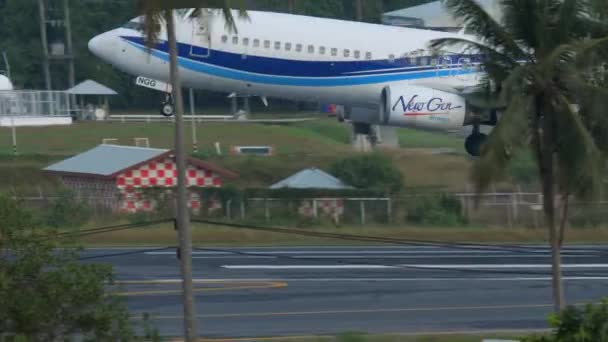Взлет самолета Boeing 737 — стоковое видео