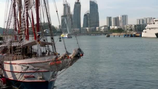 Historiska segelbåt i Singapore Sentosa hamn — Stockvideo