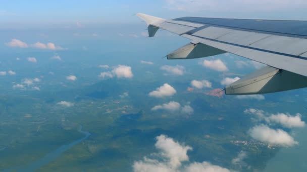 Vue aérienne paysage de l'avion descendant — Video