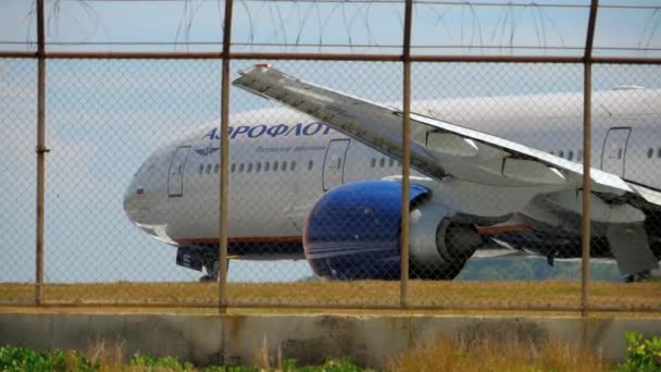 Flugzeug biegt vor Abflug von Landebahn ab — Stockvideo