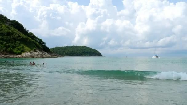 Nai Harn beach, Phuket sziget déli részén — Stock videók