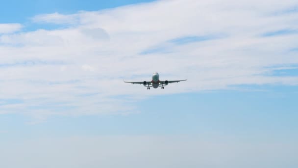 Avião se aproximando sobre o oceano — Vídeo de Stock