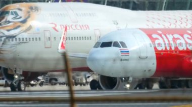 Uçak kalkıştan önce kalkışa hazırlanıyor.