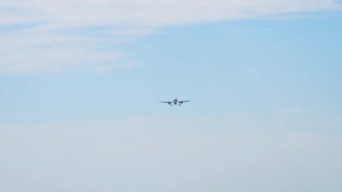 Okyanus üzerinden yaklaşan uçak.