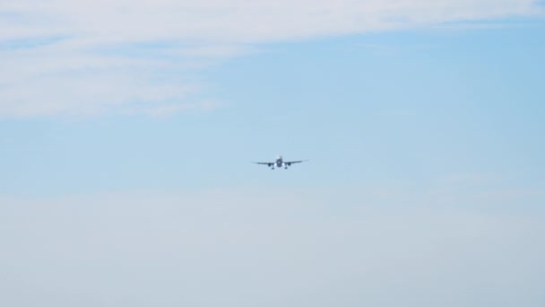 Avion approchant au-dessus de l'océan