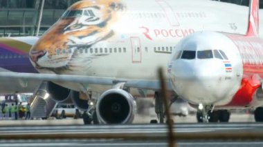 Uçak kalkıştan önce kalkışa hazırlanıyor.