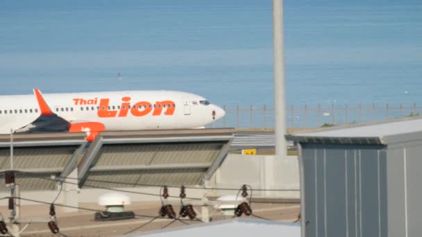 プーケット 2018 ライオン ボーイング 737 リタスは プーケット空港から出発する前にタキシング — ストック動画