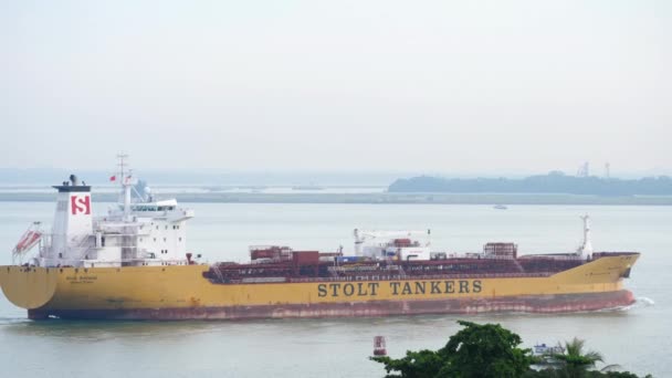 Navio-tanque em direcção ao porto de carga — Vídeo de Stock
