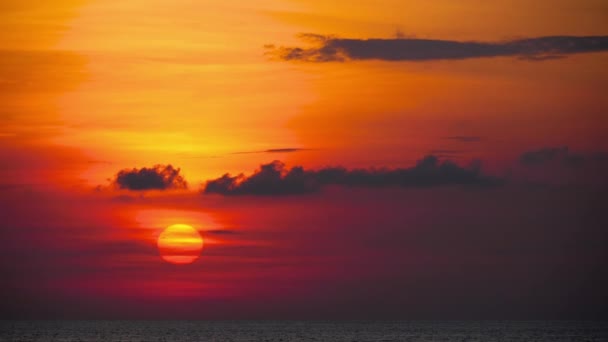 Pôr do sol vermelho sobre o oceano — Vídeo de Stock