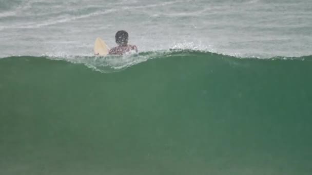 Surfista nas ondas na chuva de havy — Vídeo de Stock