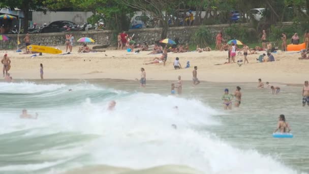 Phuket Thajsko Listopadu 2018 Rekreantů Vlnách Oceánu Nai Harn Beach — Stock video