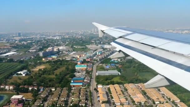 Vue aérienne depuis l'avion descendant — Video