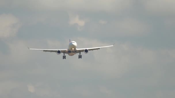 Aviones de cuerpo ancho acercándose — Vídeo de stock