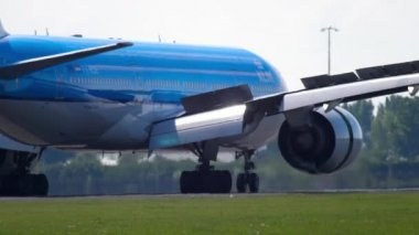 Amsterdam, Hollanda - 26 Temmuz 2017: Atlanta Atl 18r pistte iniş sonra fren gelen Klm Royal Dutch Airlines Boeing 777 Ph-Bqb uçuş Klm256 Polderbaan. Shiphol Airport, Amsterdam