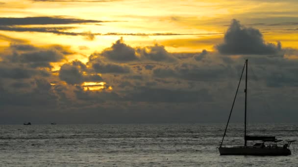 Jacht im tropischen Meer bei dramatischem Sonnenuntergang — Stockvideo