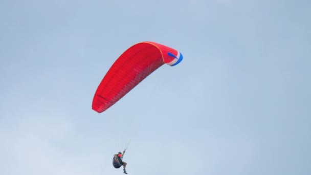 在普吉岛奈哈恩海滩上空的滑翔 — 图库视频影像