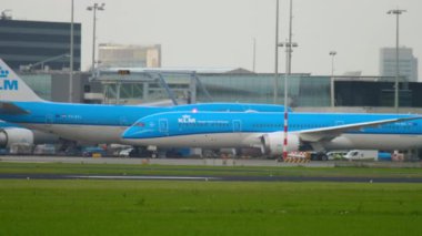 Uçak indikten sonra kalkıyor.