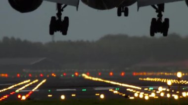 Amsterdam, Hollanda - 28 Temmuz 2017: Klm Royal Dutch Havayolları Boeing 18r piste iniş 777 sabah Polderbaan. Shiphol Airport, Amsterdam, Hollanda