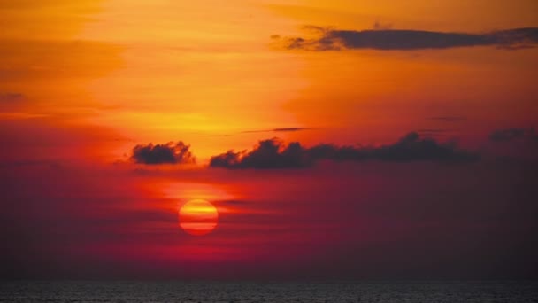 Puesta de sol roja sobre el océano — Vídeo de stock